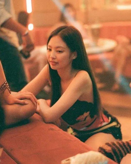 6686体育《The Idol》意外带火Jennie同款瑜伽裤能否成为今夏运动辣(图2)