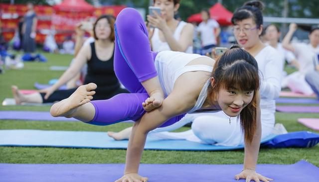 国际瑜伽日千人瑜伽表演妈妈和八岁女儿同台演出肚皮舞妖娆(图2)