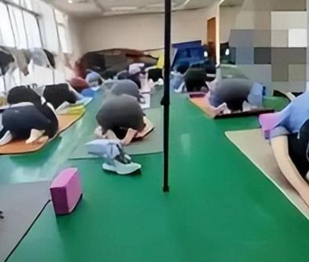 男老师女学生练瑜伽？46秒视频发三百群配文一个个大腚(图2)