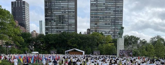 6686体育官网国际瑜伽日 古老修习在充满危险和纷争的世界中焕发新生(图2)