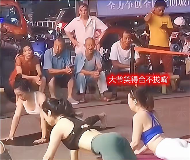 男人至死是少年！湖北女孩大街上练瑜伽遭一群男生围观(图2)