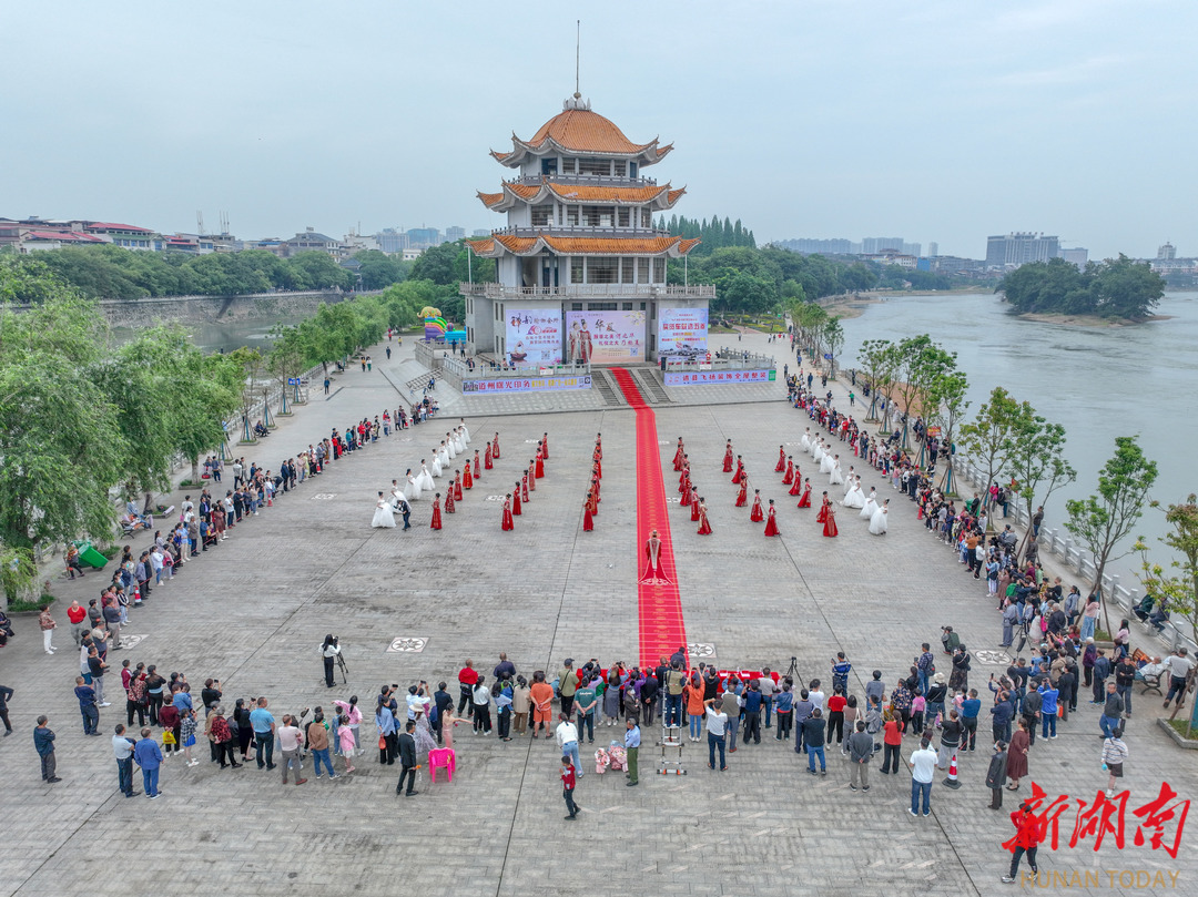 6686体育官网温馨母亲节 唯美瑜伽秀(图1)