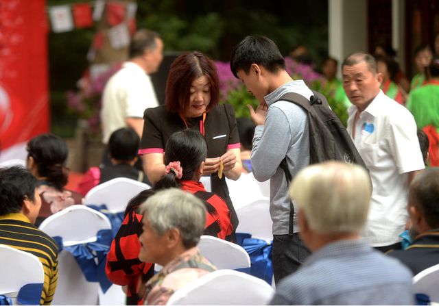 6686体育官网69岁阿姨相亲61岁大爷见面就要求过夫妻生活大爷：这是折磨我(图1)